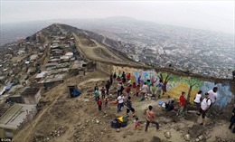 "Bức tường Berlin" ngăn cách thủ đô Peru