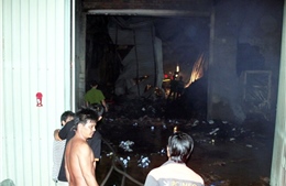 Cháy lớn xưởng vải trong đêm tại TPHCM
