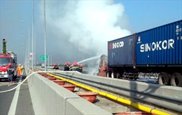 Cao tốc Long Thành-Dầu Giây ùn tắc vì xe container bốc cháy 