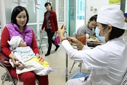 Sử dụng vắc xin bại liệt tiêm song song với vắc xin uống