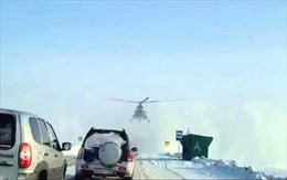 Mi-8 hạ cánh đón khách trên đường cao tốc Nga 