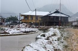 Băng tuyết gây ách tắc giao thông đường đèo Cao Phạ 