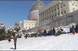 Tuyết phủ dày hơn nửa mét, chính phủ Mỹ “đóng cửa”