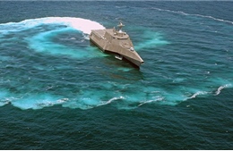 Tàu chiến mới của Mỹ loay hoay khi bị tấn công
