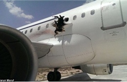 Máy bay rách toạc thân, hành khách bị hút ra ngoài
