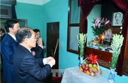Đồng chí Nguyễn Sinh Hùng dâng hương, tưởng nhớ Bác Hồ tại nhà 67