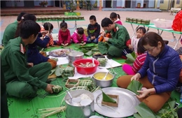 Tặng bánh chưng xanh cho trẻ em nghèo vùng cao 