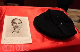 Đón nhận kỷ vật của Chủ tịch Hồ Chí Minh tại Pháp