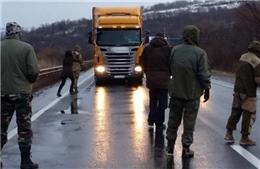 Căng thẳng sau các vụ Ukraine chặn xe tải Nga 