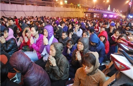 Hàng nghìn người đổ về chùa Phúc Khánh cầu an