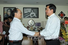 Đồng chí Đinh La Thăng thăm và chúc mừng bác sĩ Trần Đông A 