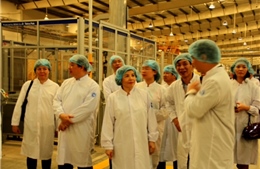 Các tham tán thương mại thăm nhà máy của Vinamilk 