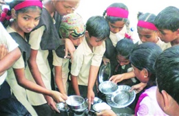 Gần 100 học sinh tại Ấn Độ nhập viện do ngộ độc thực phẩm