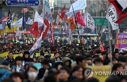 Hàng chục nghìn người biểu tình ở thủ đô Seoul