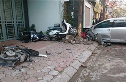 Hà Nội: Xe Camry mất lái tông chết 3 người