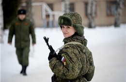 Vẻ đẹp nữ binh Nga dưới lớp quân trang