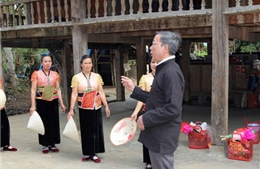 Nghệ nhân truyền dạy múa, xòe Thái