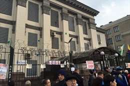 Nhiều phần tử bịt mặt đốt phá Đại sứ quán Nga tại Ukraine