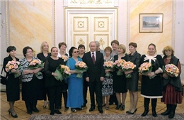 Tổng thống Putin hết lời ngợi ca phụ nữ 