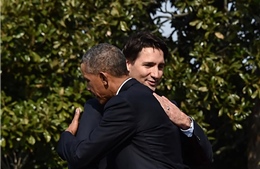 Tình cảm nồng ấm giữa ông Obama và Thủ tướng Canada gây sốt