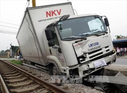 Xe tải mất lái đổ nghiêng chặn đường sắt Bắc - Nam 