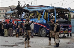 Đánh bom kinh hoàng xe buýt chở công chức Pakistan