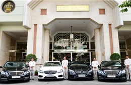 Mercedes-Benz bàn giao thêm 2 xe E-Class cho khách sạn Rex