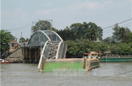 Sập cầu Ghềnh Biên Hòa, người xe rớt xuống sông