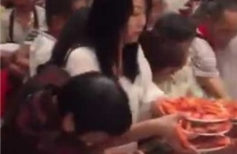 Du khách Trung Quốc “phát điên” vì tôm trong tiệc buffet