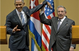 Khoảnh khắc kỳ lạ Chủ tịch Castro nắm cổ tay ông Obama