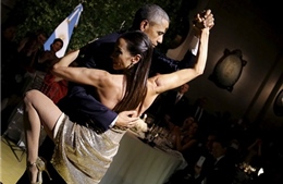 Ông Obama nhảy Tango điệu nghệ cùng vũ công xinh đẹp