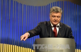 Tổng thống Ukraine tặng súng cho cầu thủ 