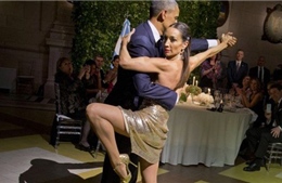 Ông Obama bị chỉ trích do nhảy tango, xem bóng chày