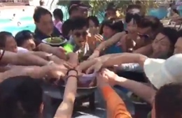 Hoảng hồn cảnh du khách Trung Quốc giành hoa quả trong vài giây