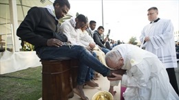 Giáo hoàng Francis rửa và hôn chân người tị nạn