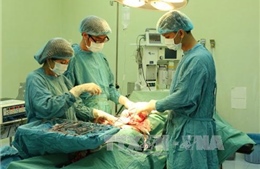 Cấp cứu bé gái bị bắn nhiều viên đạn chì vào người