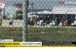 Khoảng 30-40 hành khách đã rời máy bay bị không tặc