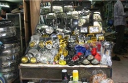 Bắt khẩn người Trung Quốc buôn lậu phụ tùng ô tô