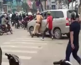 Bắt tài xế lao xe vào CSGT giữa trung tâm Hà Nội