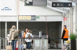 Cảm xúc những hành khách đầu tiên đáp xuống sân bay Zaventem