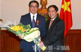 Trao tặng Huân chương hữu nghị cho Đại sứ Singapore tại Việt Nam