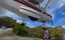 Suýt mất đầu khi cố chụp ảnh máy bay lao đến gần