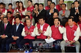 Hàn Quốc: Lãnh đạo đảng Saenuri xin từ chức