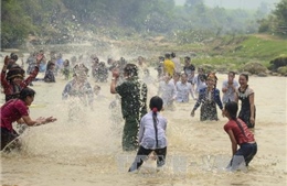 Lễ hội té nước - cầu mưa của người Lào ở Na Sang