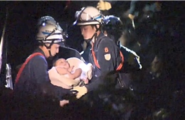Cứu sống bé 8 tháng tuổi kẹt 6 giờ sau động đất Nhật Bản