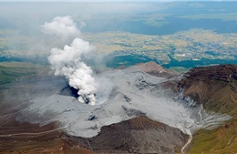 Núi lửa Aso phun trào sau động đất Nhật Bản