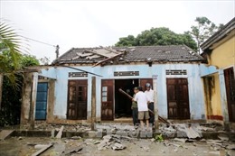 Thừa Thiên - Huế: Lốc kèm mưa đá tàn phá hơn 300 nhà dân