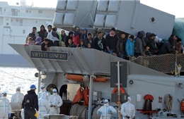 Italy trục vớt tàu chìm khiến 700 người di cư thiệt mạng