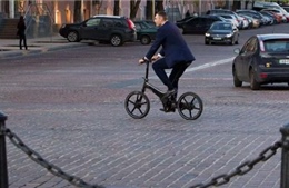 Thị trưởng Kiev đi làm bằng xe đạp