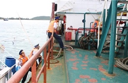 Bắt vụ trao đổi dầu trái phép trên biển